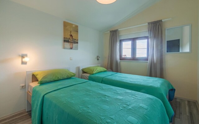 Nice Home in Liznjan With 4 Bedrooms, Internet and Outdoor Swimming Pool