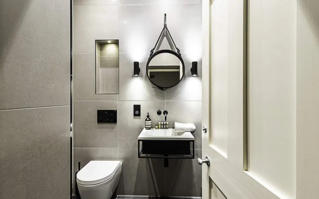 Charming Home in St Katharine Docks