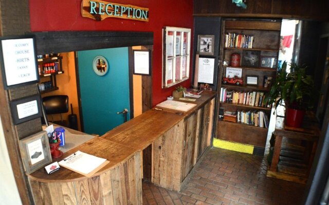 Firehouse Hostel & Lounge