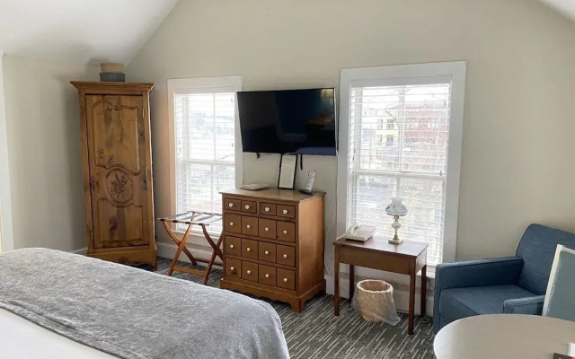 Harbor House Inn