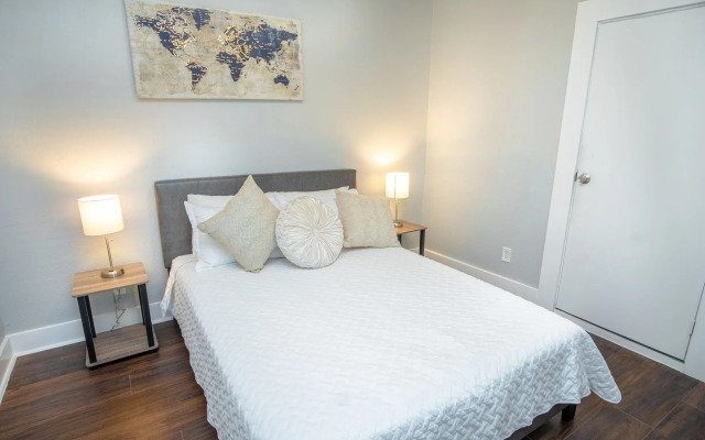 Remodeled Historic 1BR 1BA House Near Downtown