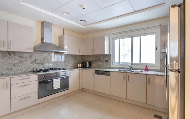 Lavish 3BR With Study in Downtown Dubai