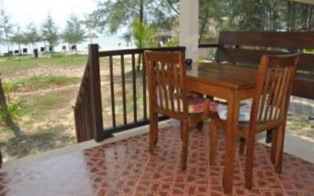 Pranee Beach Bungalows