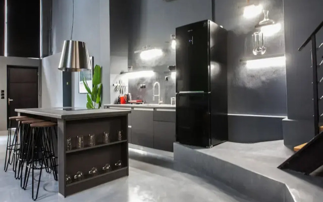 Modern Industrial Apt In Neos Kosmos