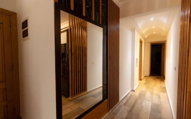 Oak Orchid Opulent 2 BR Apartment with Walk-in Closet