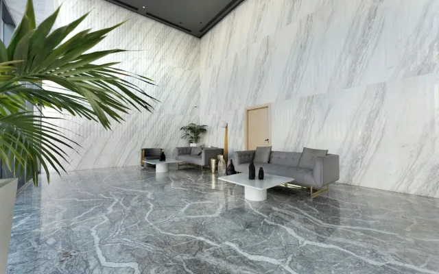 Modern 1BR with Pool and Gym Al Jaddaf
