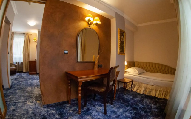 Meg Lozenetz Hotel