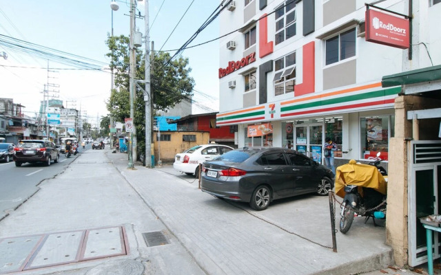 RedDoorz near C5 Kalayaan Avenue Makati