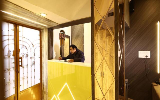Lucky Restaurant And Guest House