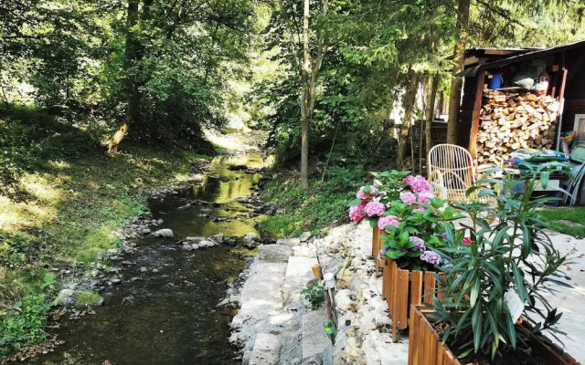 Sunny Wooden House on Creek, 30 Minutes Prague