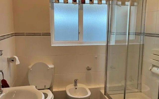 Cheerful 3 bedroom house with off street parking