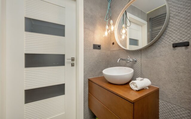 Modern Apartment Terrace by Renters