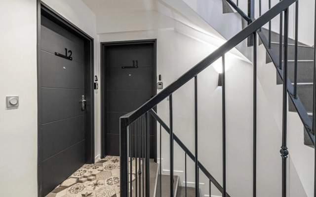 Magnificent Renovated 2 Bedroom Apartment, Terrace