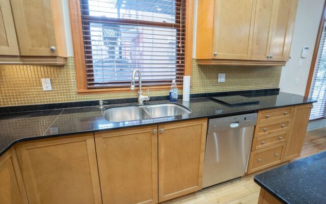 Chic 2BR near Little Italy 5min to Metro