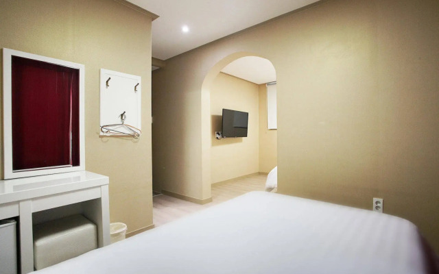 Orange Tree Hotel & Cafe