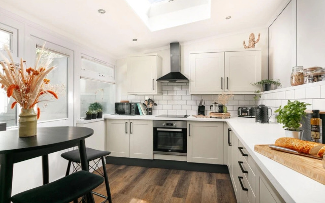 Host Stay Sussex Place