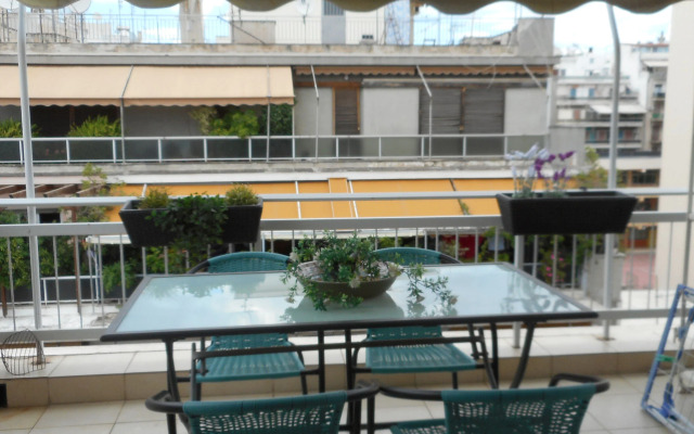 Snug apartment in Αθήνα with veranda