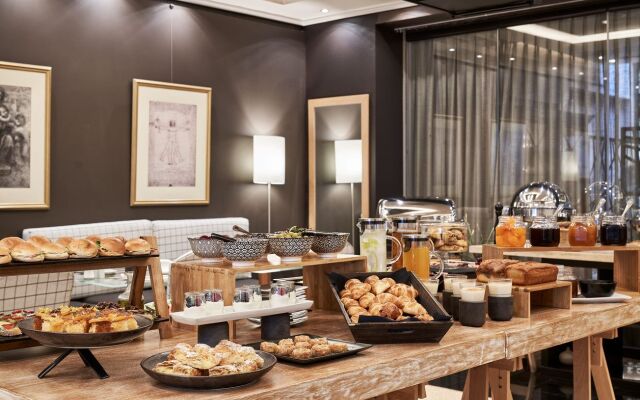 Sea View Cityscape Hotel