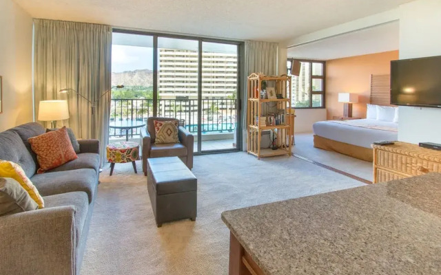 Waikiki Banyan - Pool View Tower 1 Suite 707