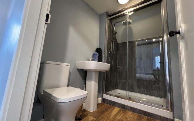 Traditional 3-bed Cottage, Log Burner & Sea Views!