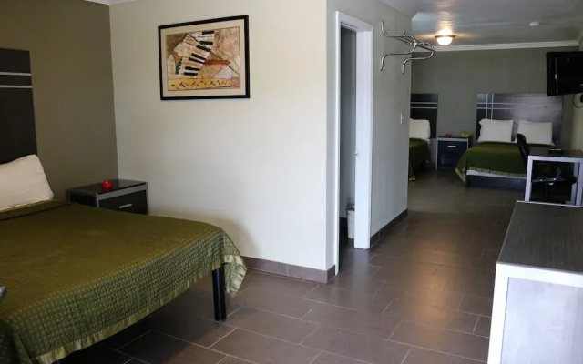 Deluxe Inn Motel