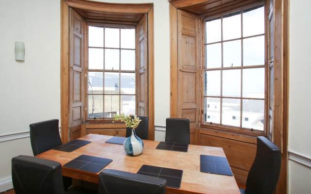 3 Bedroom Flat In Edinburgh City Centre