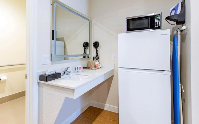 Econo Lodge Inn & Suites Houston Willowbrook