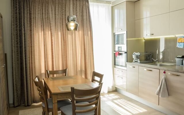FM Luxury 2-BDR Apartment - Bright & Modern