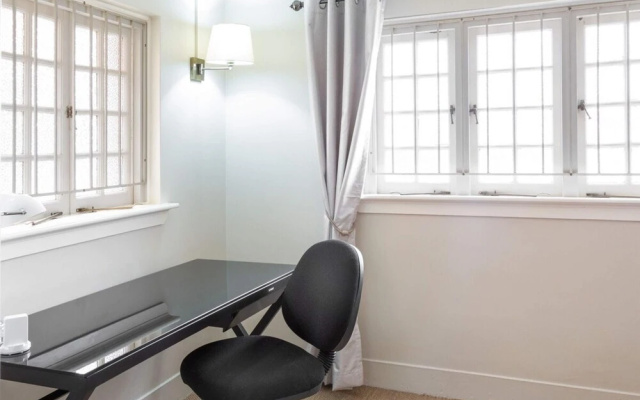 Chic 2 Bedroom Ground Floor Apartment In Trendy New Farm – Guest Rooms – Brisbane