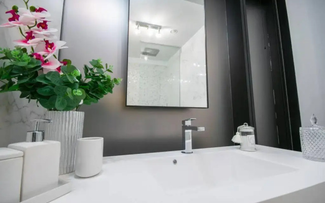 Lake Panorama Loft 5 star Location, Queen Bed, Views