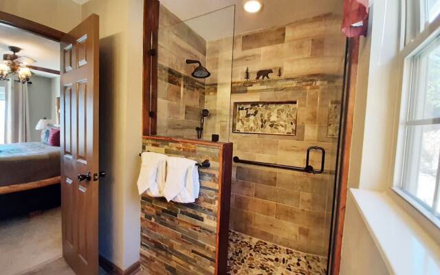 Tree Tops by HoneyBear Cabins