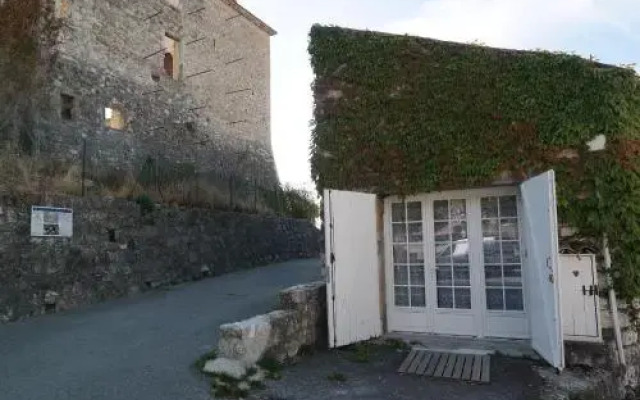 Au Pied du Château