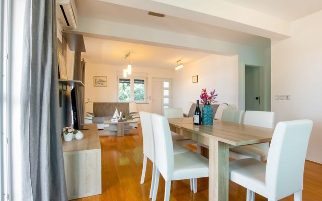 Elegant Apartment in Novalja near Sea