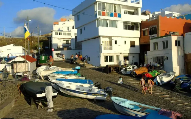 Villa-sleeps4-parking-garden-pool-nearairport
