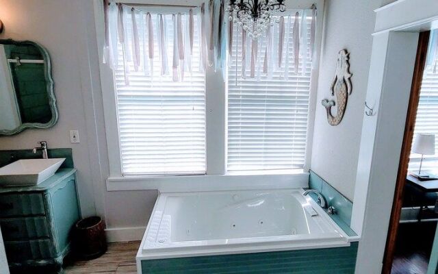 Seaglass 4 Bedroom Home by Redawning