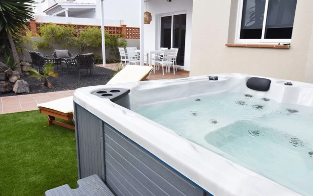 Stylish Holiday Villa with Hot Tub