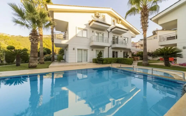 Central Villa With Garden and Pool in Kemer
