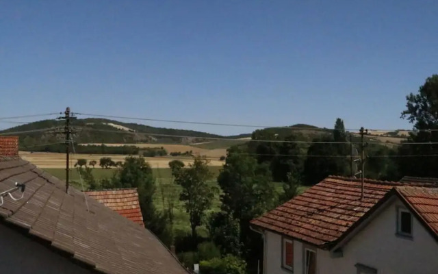 Welcoming Apartment Near Lake