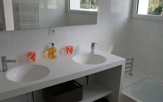 Villa With High-end Kitchen, Jacuzzi & Pool in Longeville sur mer