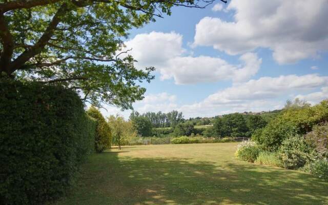 Romantic 1-bedroom Holiday Home in Goudhurst With Garden