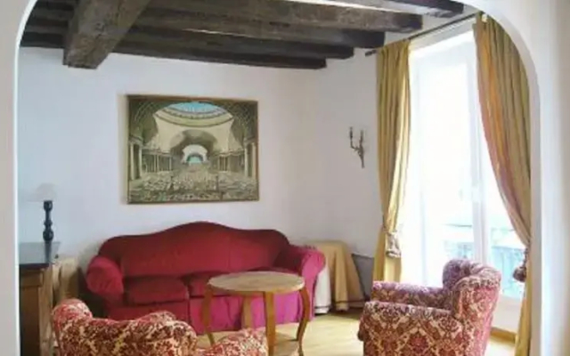 One-Bedroom Apartment Downtown