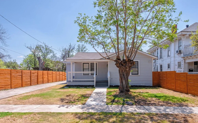 Stylish & Spacious Comfort 4br/3ba Downtown Gem!