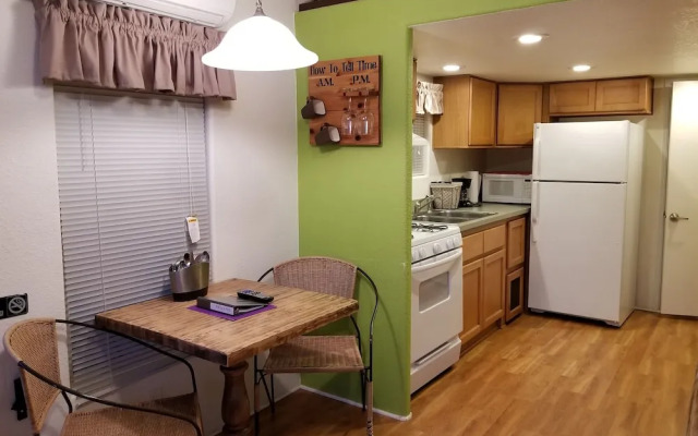 Mendelbaum Winery Guest Cabins