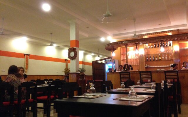 Moon River Guesthouse & Restaurant