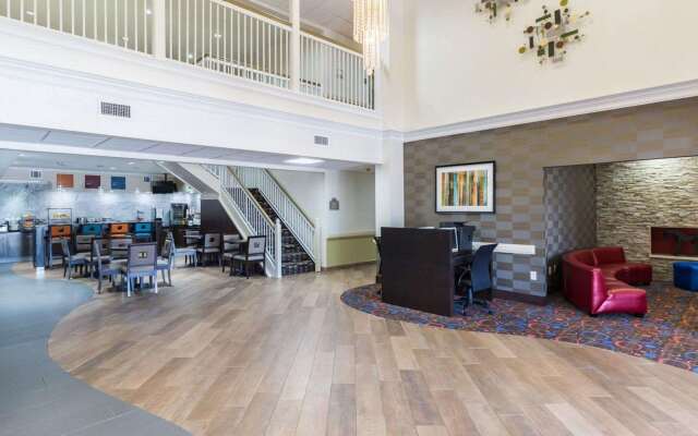 Econo Lodge Inn & Suites East