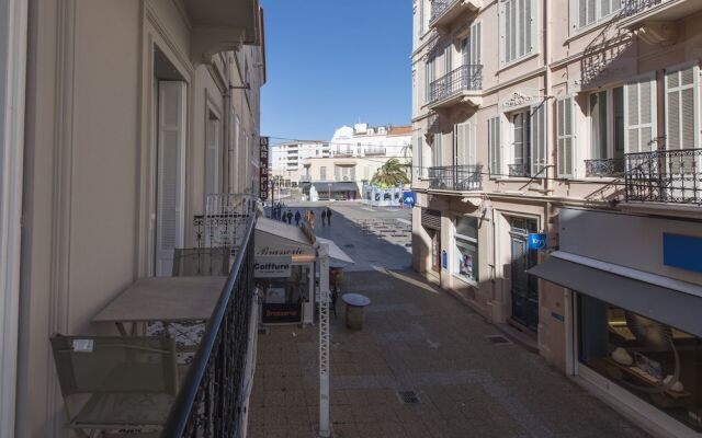 F3 Plein centre plage à 50 m (rue calme) parking possible