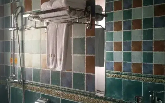 Liuyang Tulip Theme Apartment