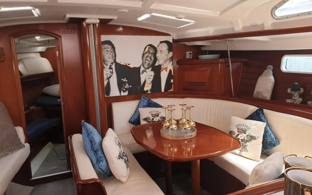 LUXURY YACHT STAY "White Dove" sleeps 6