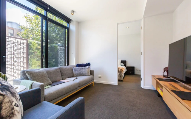 Rosa, 2BDR Richmond Apartment