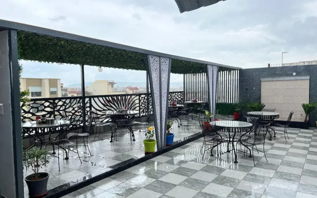 Sunroof Hotel & Rooftop Kitchen